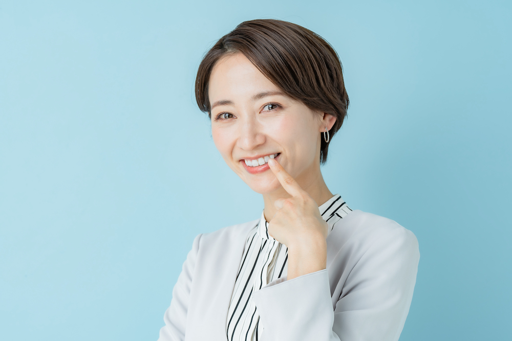 セラミック矯正が原因で入れ歯女子に？